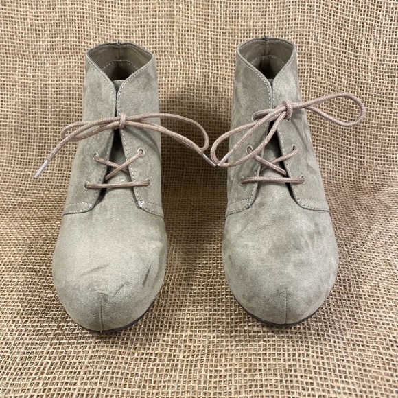 Women’s booties ankle boots wedges suede nubuck beige size 7.5 - Picture 6 of 9